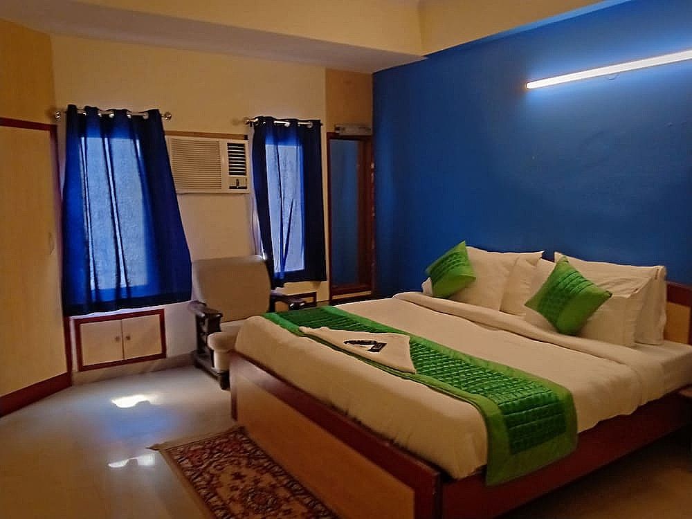 Hotel Mohan Noida Deluxe Double Room 9