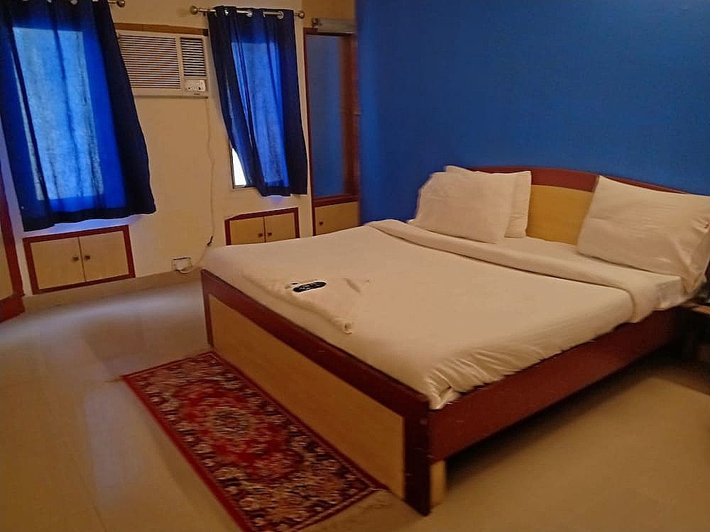 Hotel Mohan Noida Deluxe Double Room 7