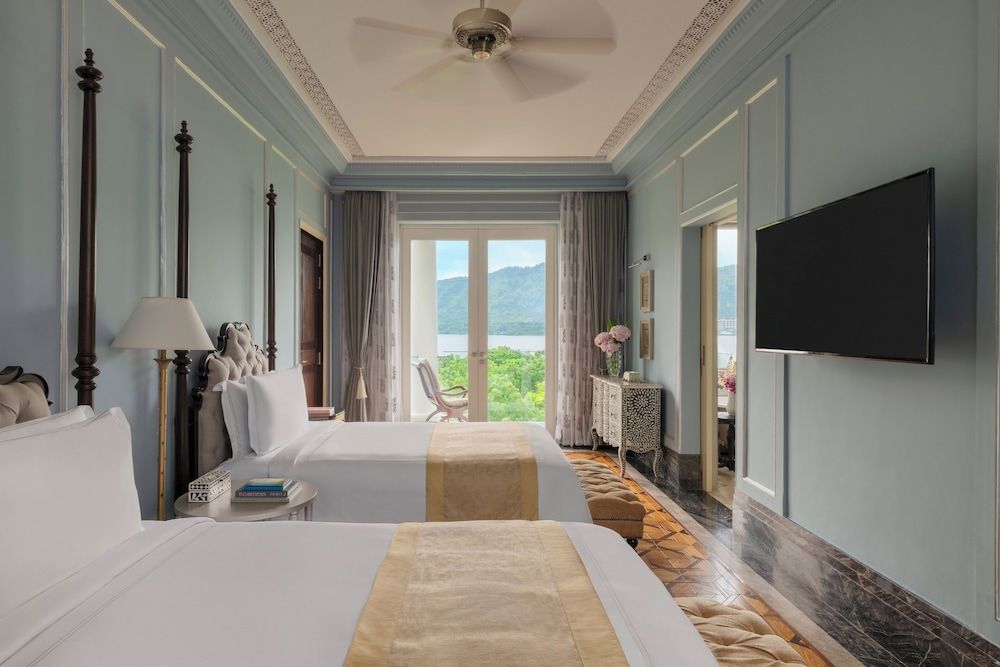 Raffles Udaipur Lakeshore Signature Room- 60 sqm retreat on lake shore with views, tub, rain shower, and decor 8