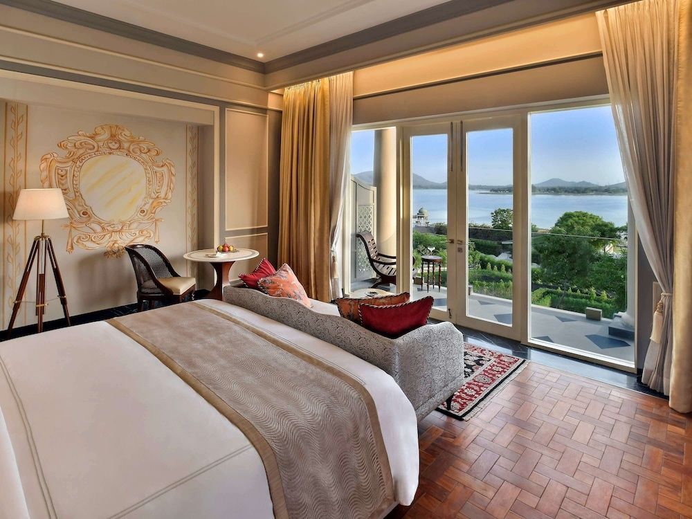 Signature Room, 1 King Bed (Flamingo)