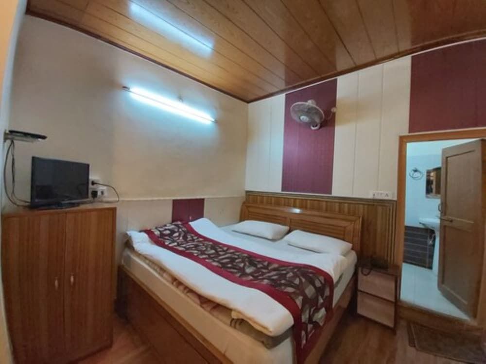 Goroomgo Luxury Moon Nainital Deluxe Double Room
