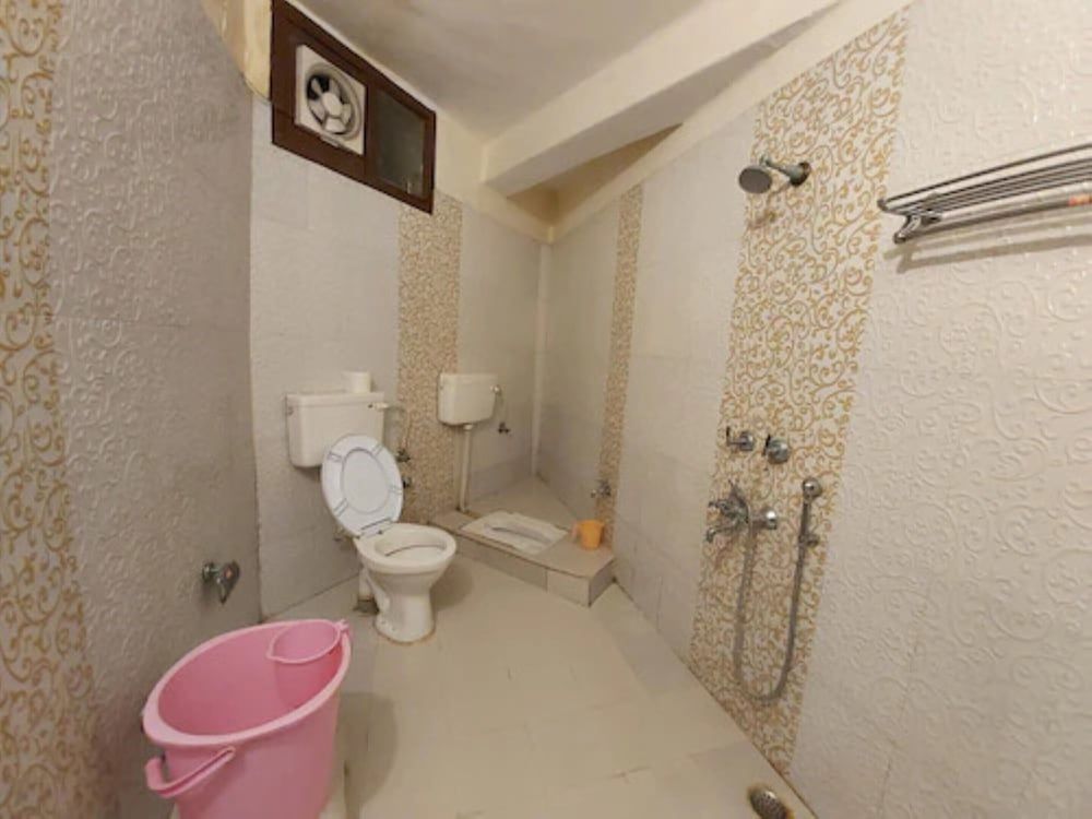 Goroomgo Luxury Moon Nainital Deluxe Double Room 3