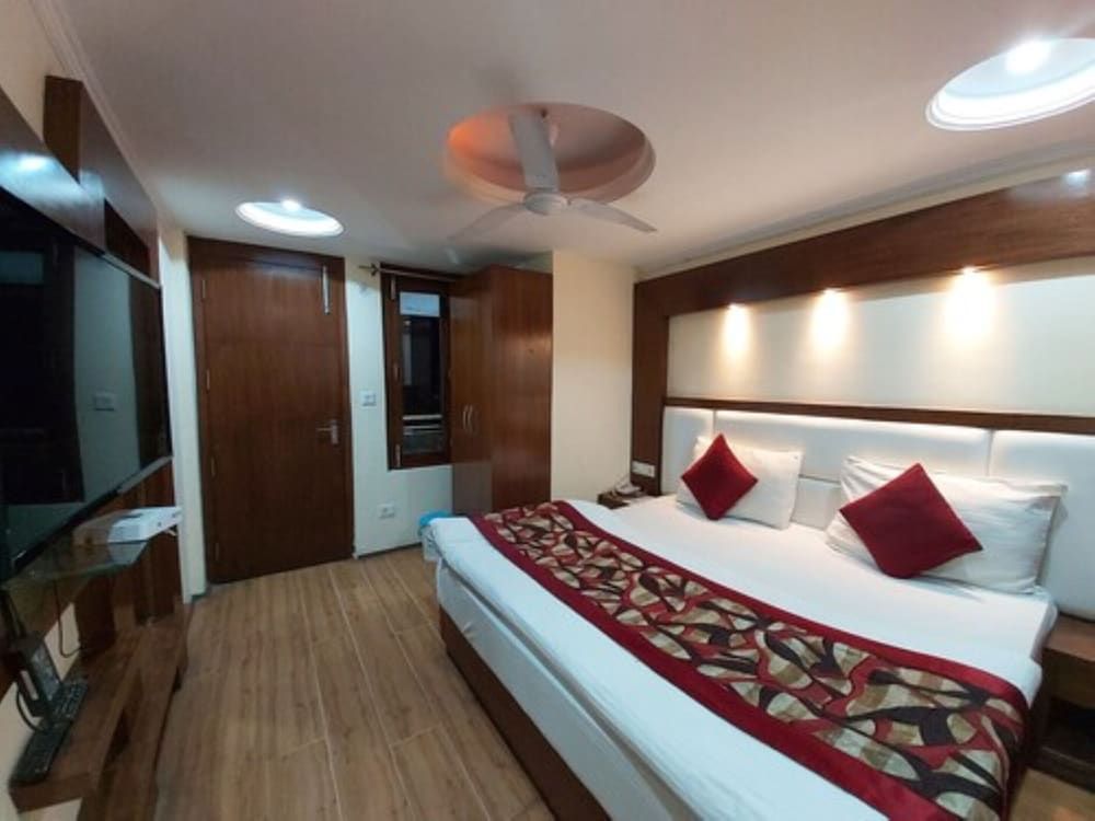 Goroomgo Luxury Moon Nainital Deluxe Double Room 4