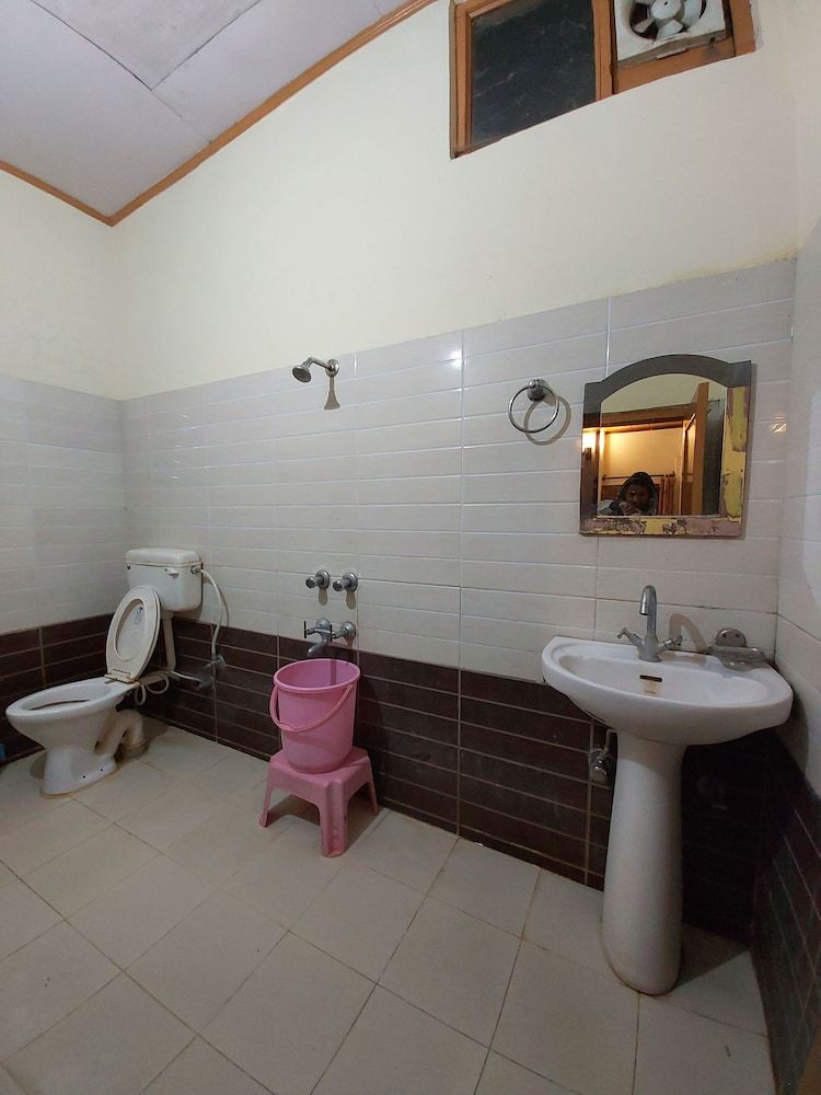 Goroomgo Luxury Moon Nainital Deluxe Double Room 6