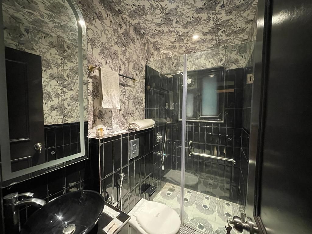 The Saga Hotel, Green Park Deluxe Room 11