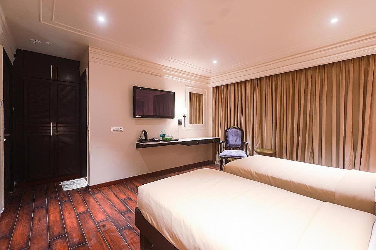 The Saga Hotel, Green Park Deluxe Room 8