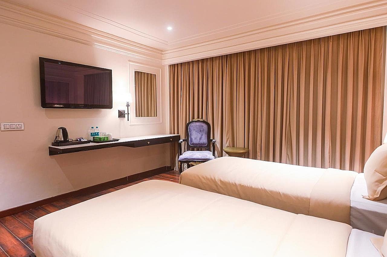 The Saga Hotel, Green Park Deluxe Room 7