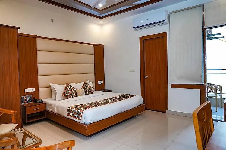 Kamay The Grand Alova Deluxe Room