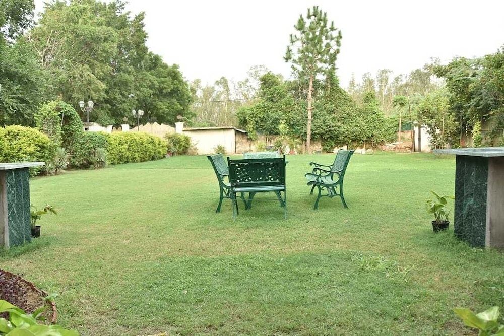 undefined Remarkable 6-bedroom Farmhouse in South Delhi 4