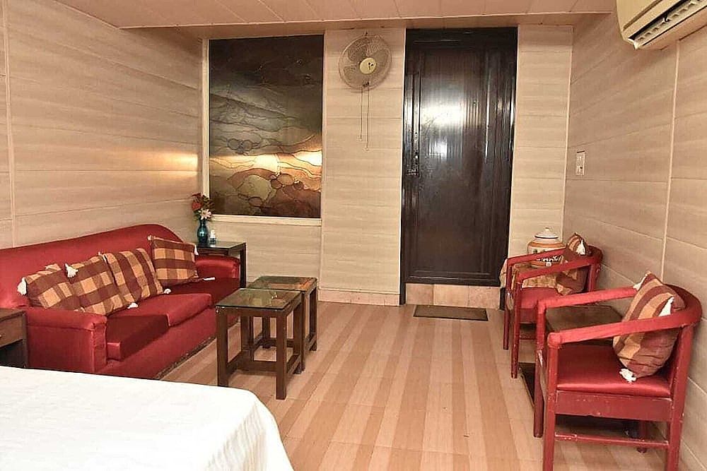 undefined Remarkable 6-bedroom Farmhouse in South Delhi 8