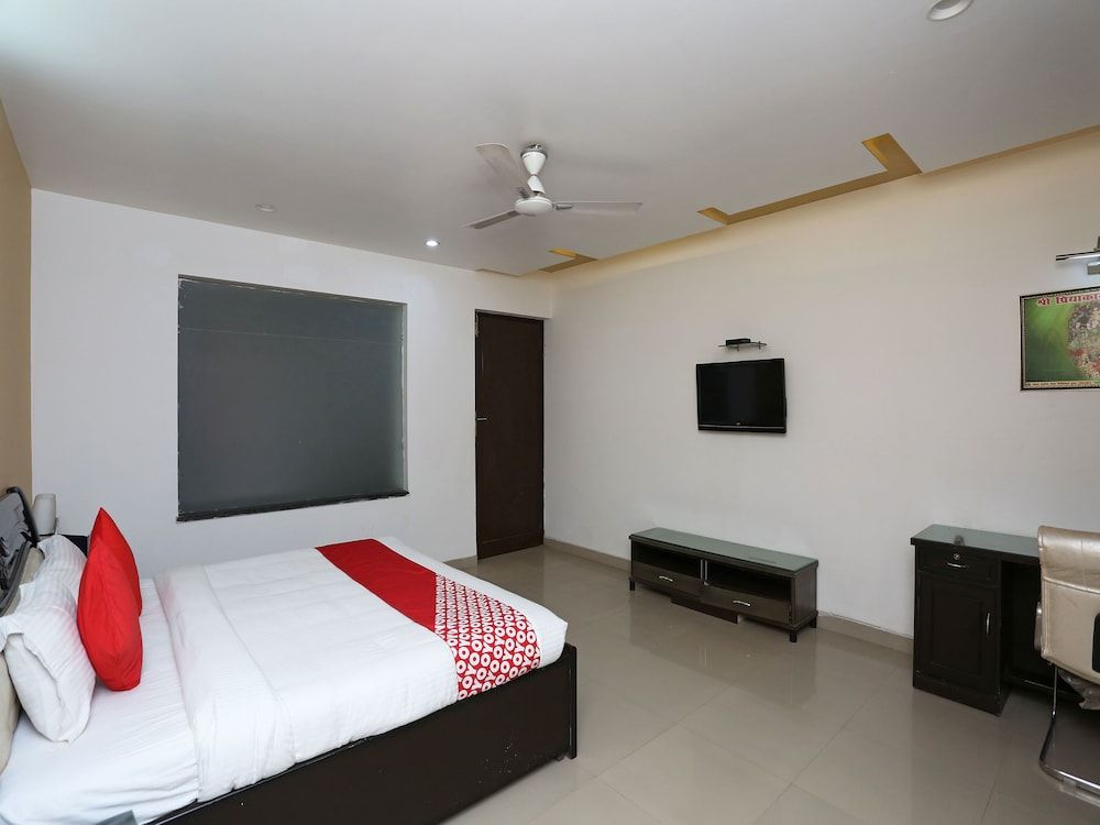 OYO 13564 Near Prem Mandir Double or Twin Room 7