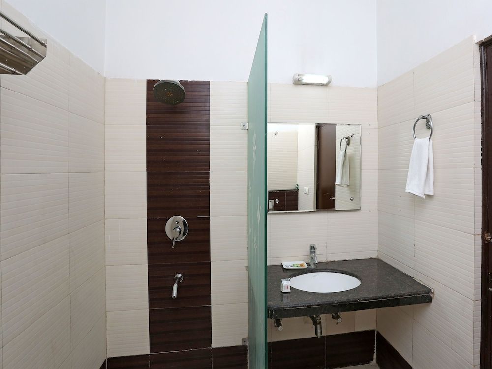 OYO 13564 Near Prem Mandir Double or Twin Room 8