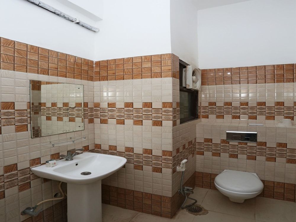 OYO 13564 Near Prem Mandir Deluxe Double or Twin Room 3