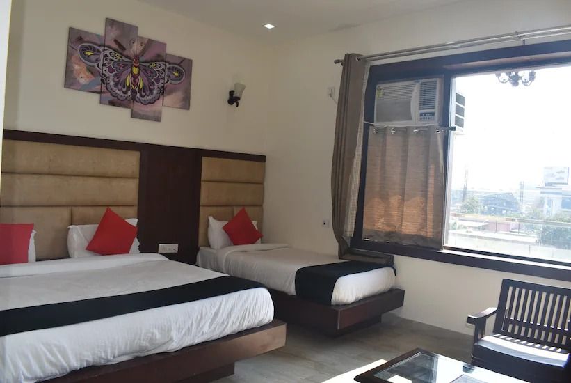 Hotel Basera Deluxe Room 12