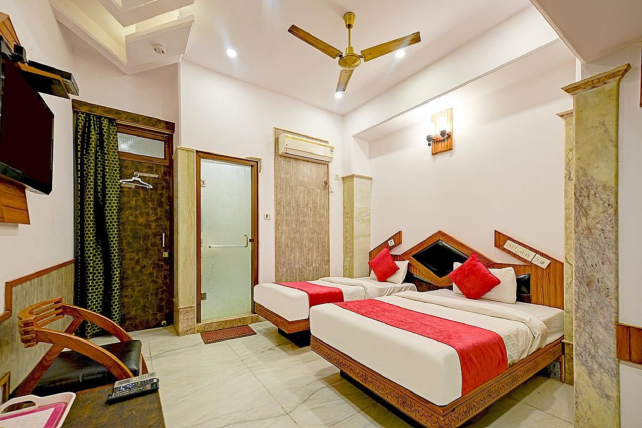 Hotel Natraj Yes Please @ New Delhi Railway station  Deluxe Room 4