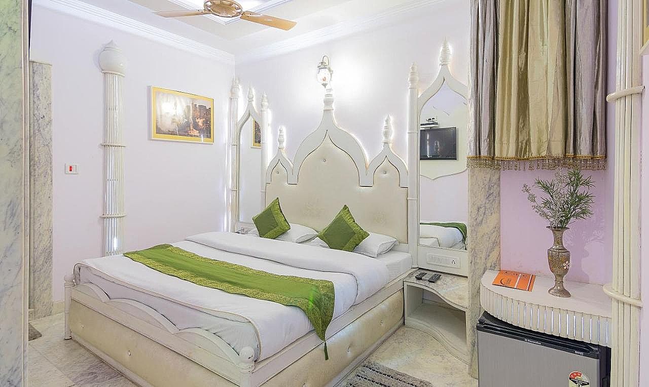 Hotel Natraj Yes Please @ New Delhi Railway station Deluxe Double Room with free wifi 2