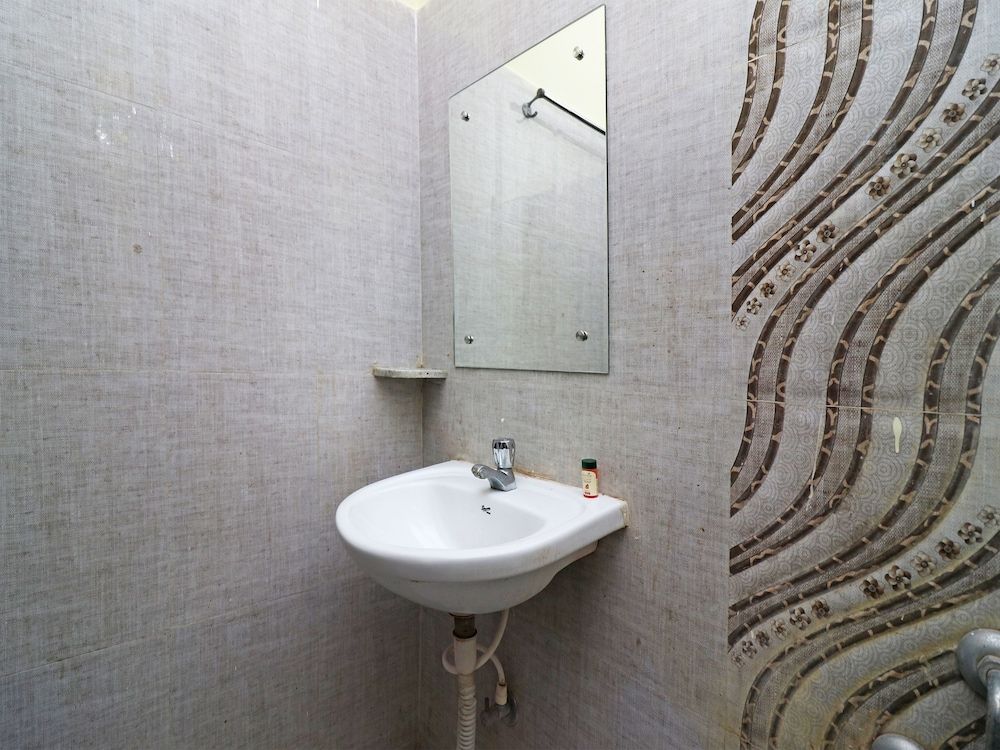 OYO 19500 Baikuntha Palace Double or Twin Room 12