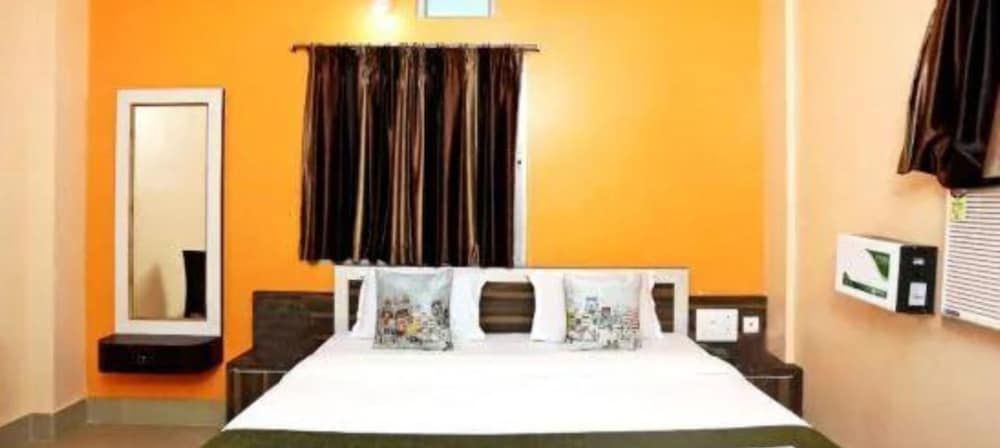 Goroomgo Krishna Residency Puri Deluxe Double Room, City View 4