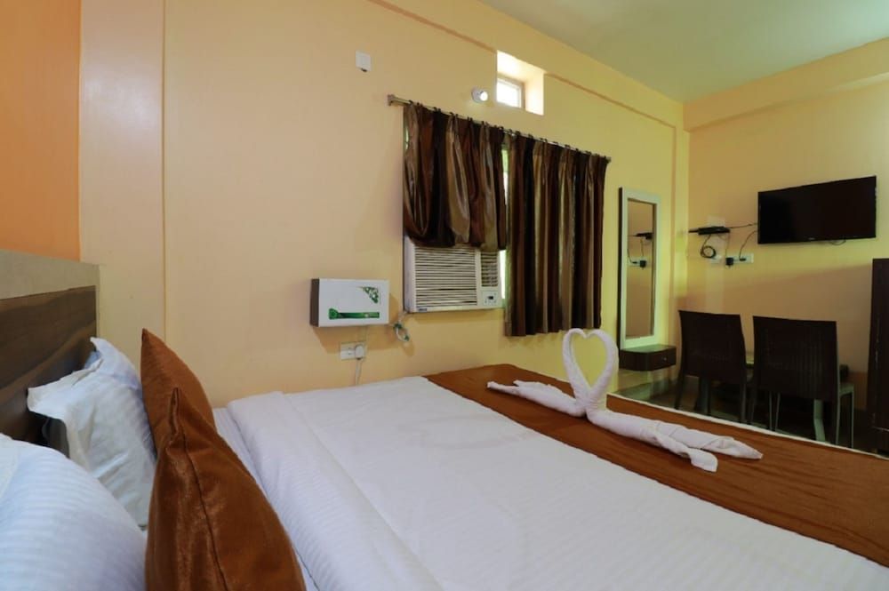 Goroomgo Krishna Residency Puri Deluxe Double Room, City View 11