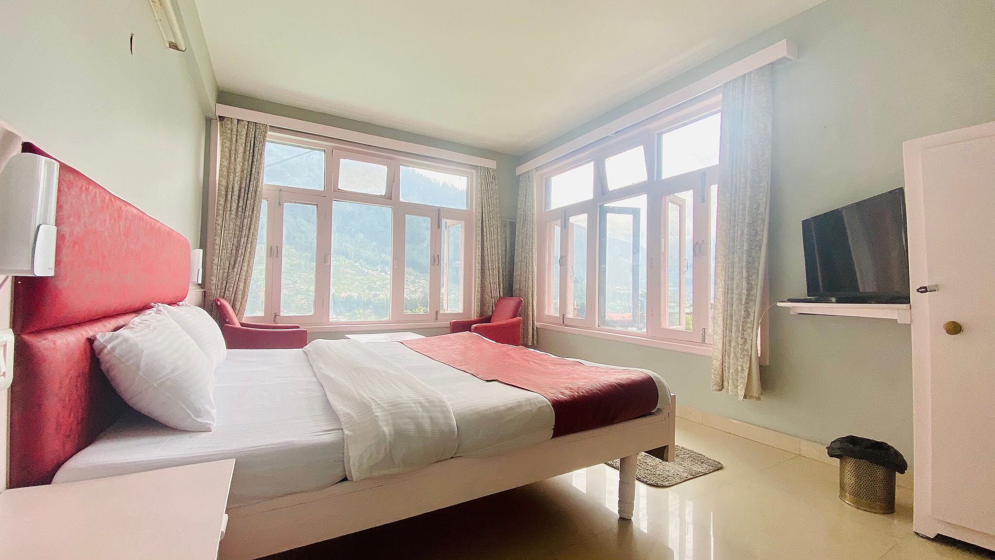 Meadows Manali Super Deluxe Room With Mountain View 2