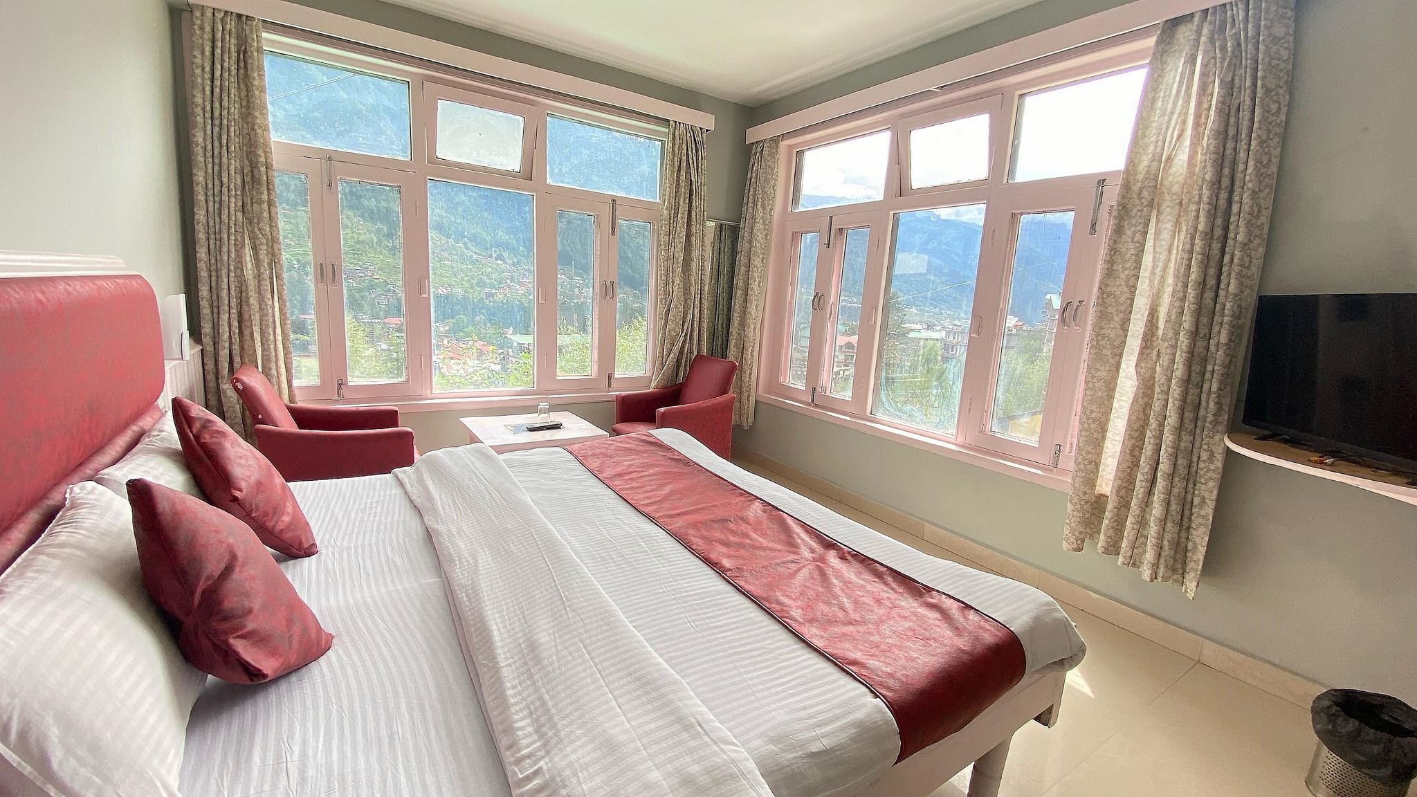 Meadows Manali Super Deluxe Room With Mountain View 4