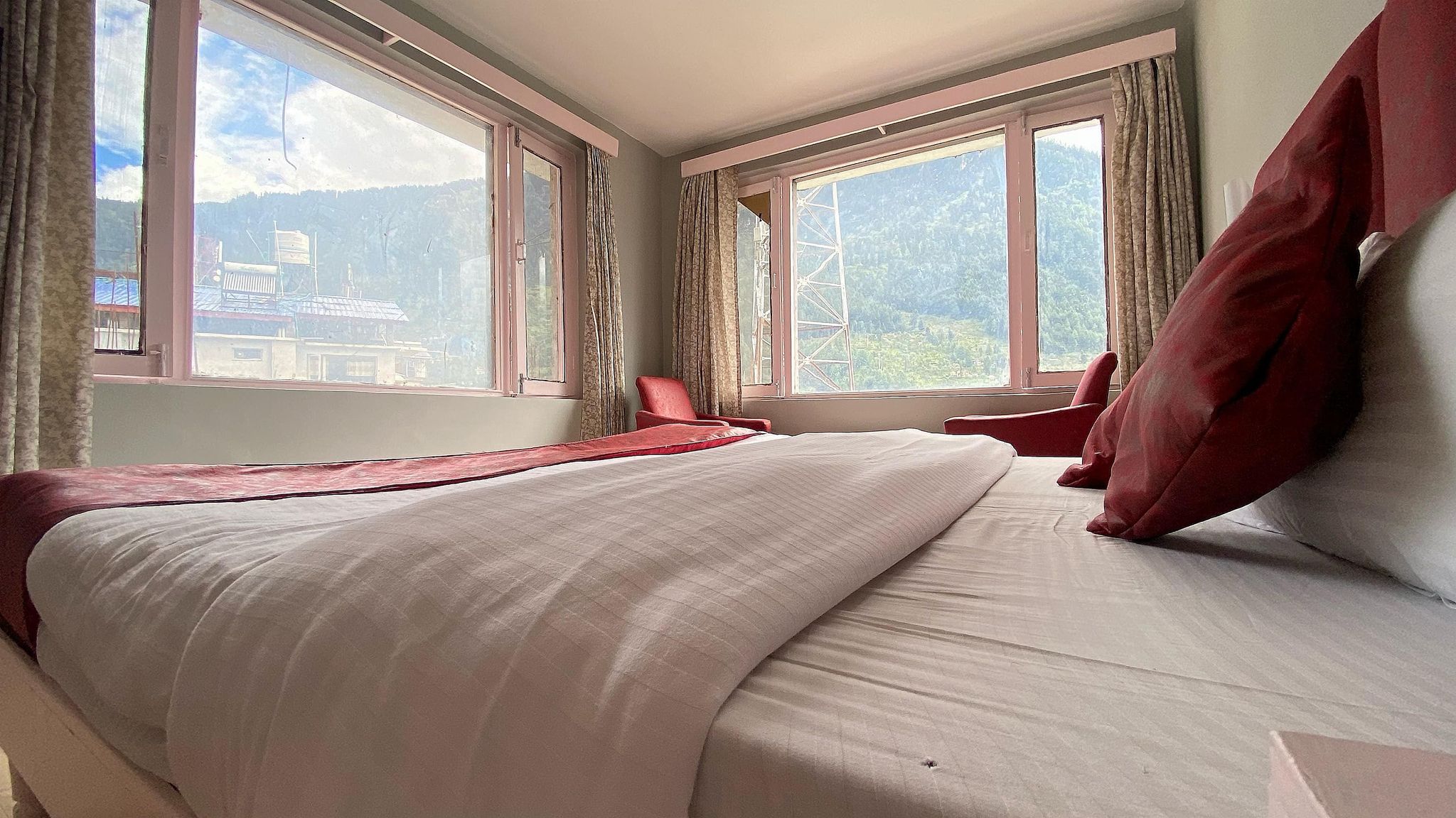Meadows Manali Super Deluxe Room With Mountain View 3