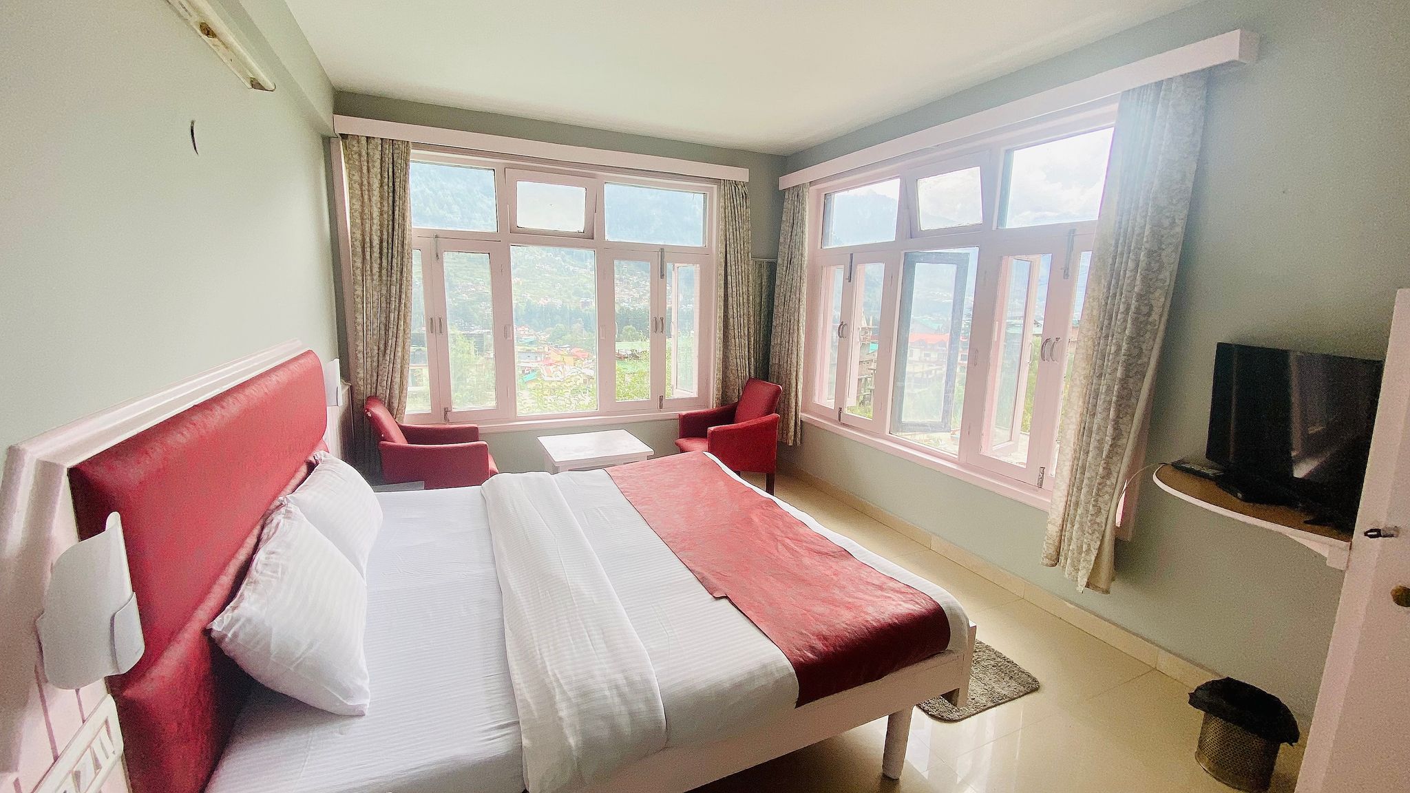 Meadows Manali Super Deluxe Room With Mountain View 13