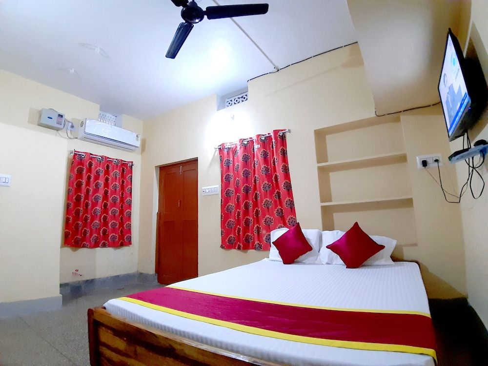 Goroomgo Maa Ugratara Lodge Puri Deluxe Double Room, City View 6
