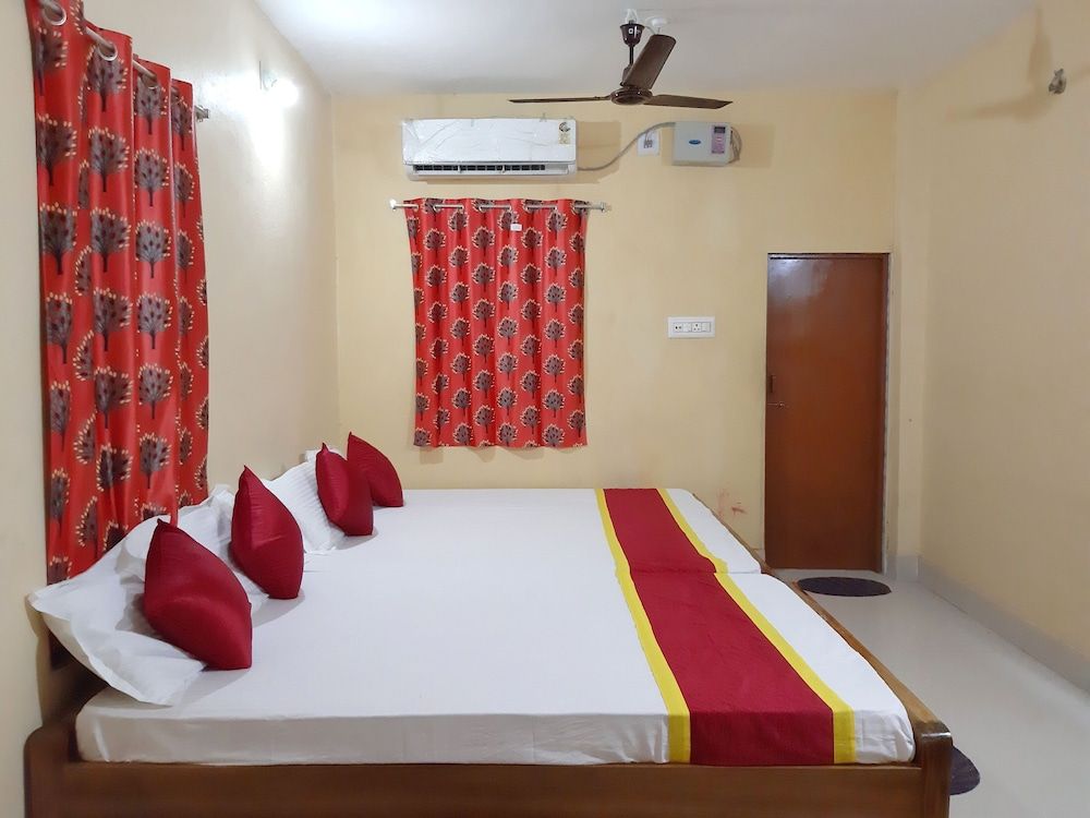 Goroomgo Maa Ugratara Lodge Puri Deluxe Double Room 3