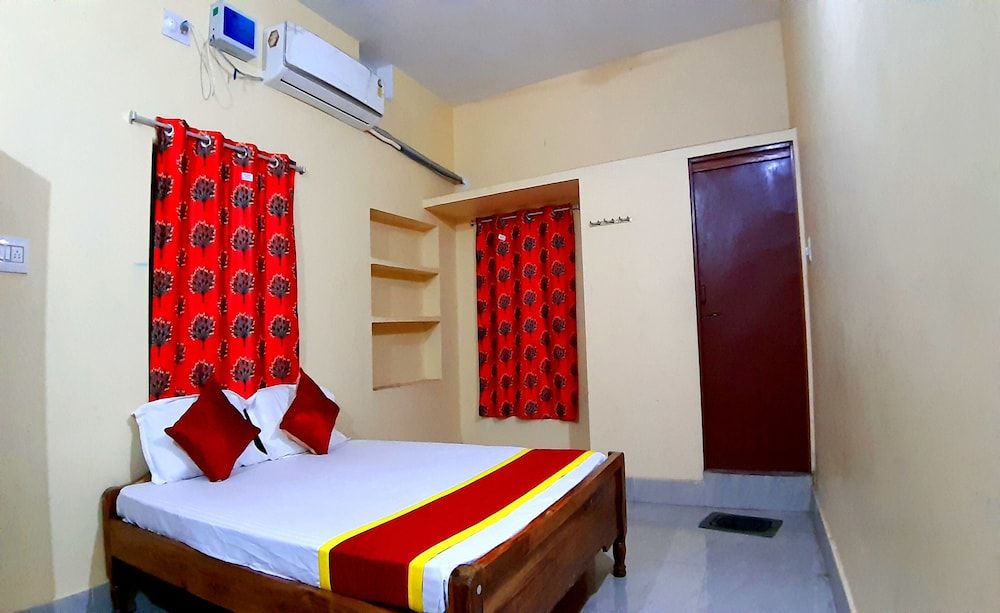 Goroomgo Maa Ugratara Lodge Puri Deluxe Double Room 5