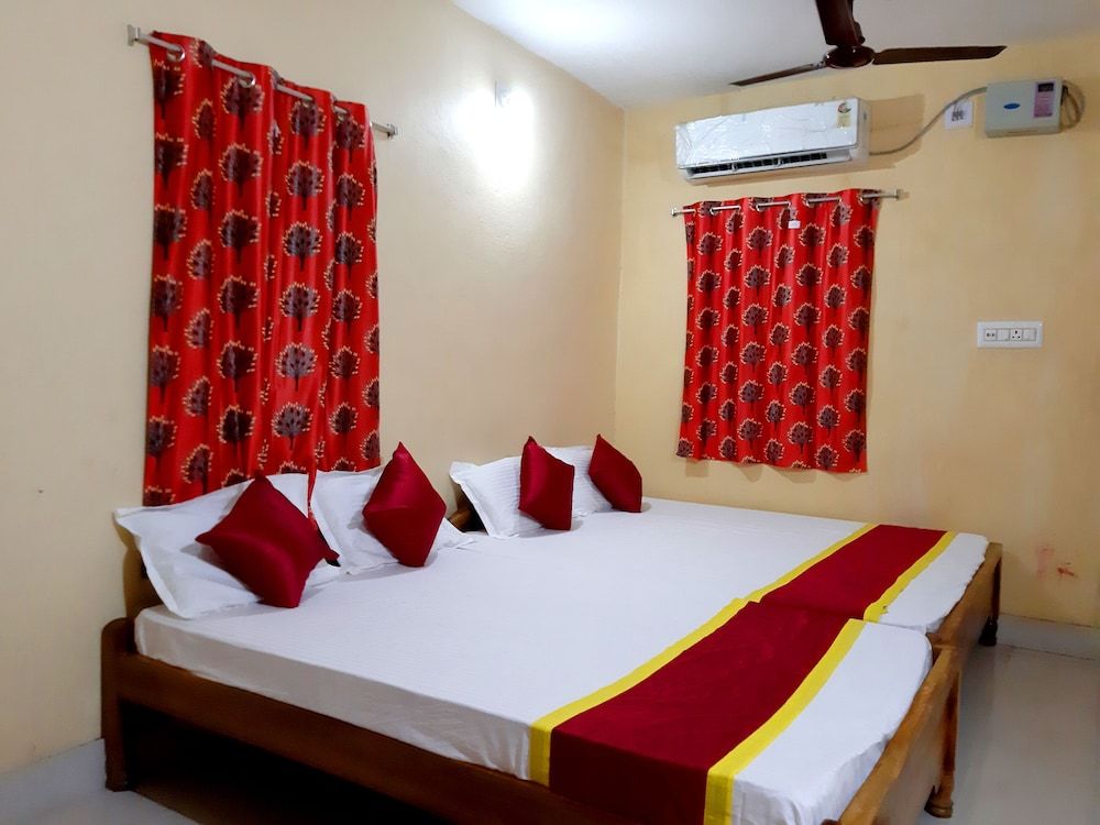 Goroomgo Maa Ugratara Lodge Puri Deluxe Double Room 6