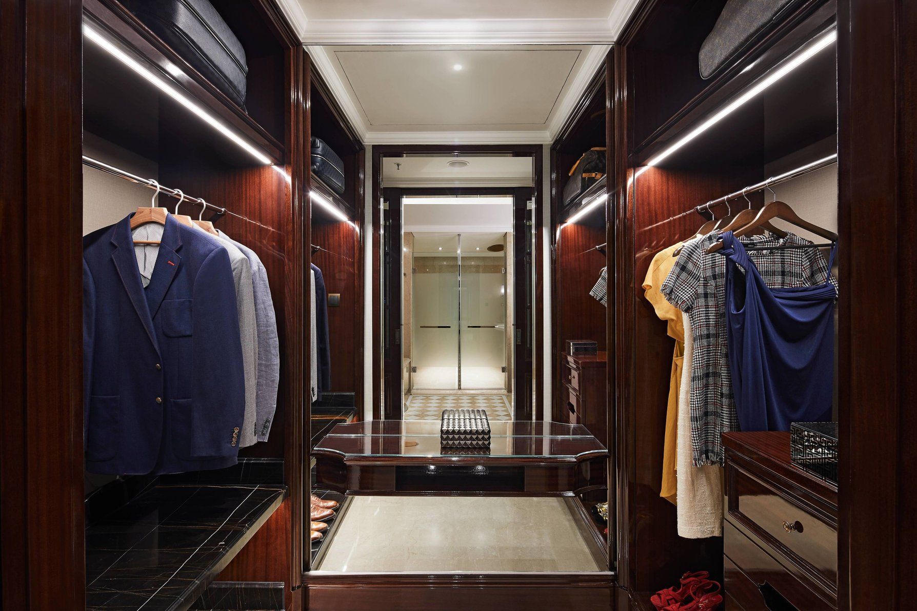 Deluxe Room - Walk-In Closet