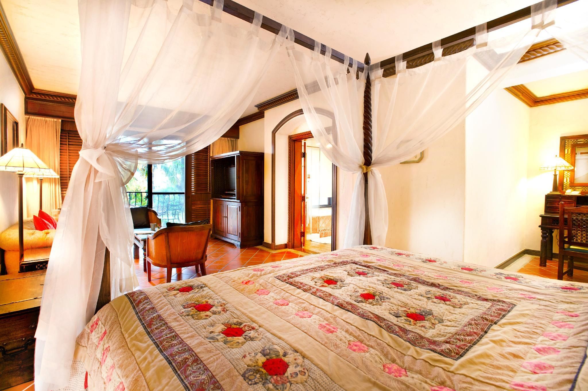 Luxury Honeymoon Suite