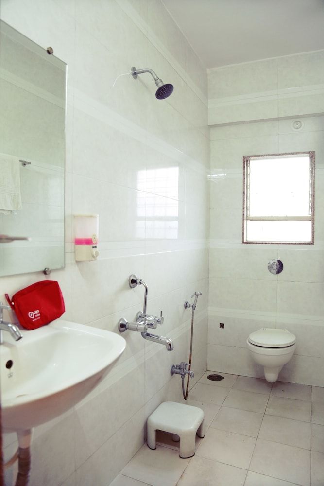 OYO 671 Hotel Alpine Standard Double or Twin Room, 1 Double Bed, Private Bathroom 8