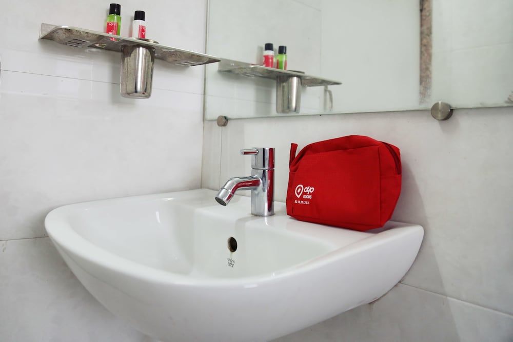 OYO 671 Hotel Alpine Standard Double or Twin Room, 1 Double Bed, Private Bathroom 3