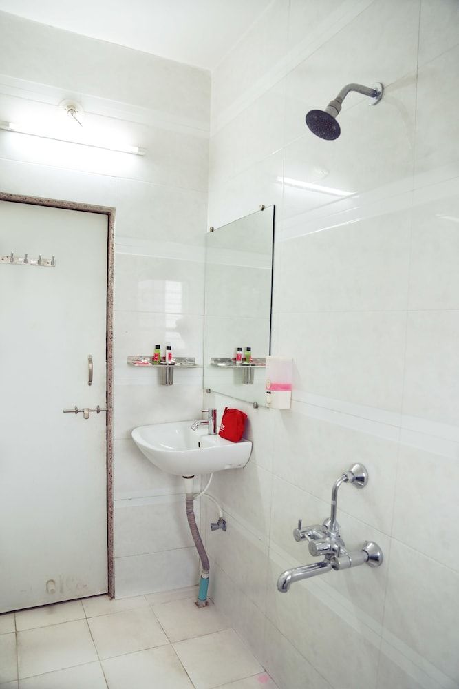 OYO 671 Hotel Alpine Standard Double or Twin Room, 1 Double Bed, Private Bathroom 16