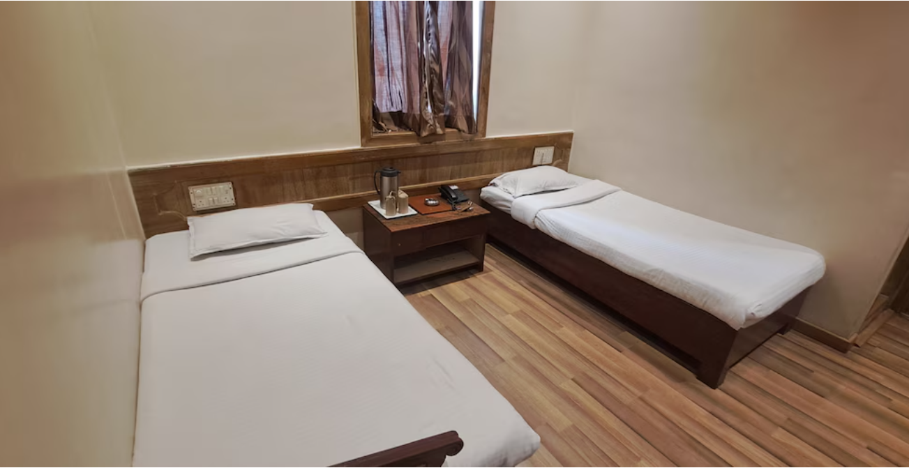 Shivam Hotel Super Deluxe Non-AC room 3