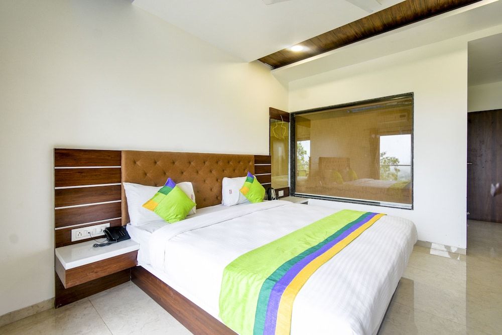 Treebo Prince Palace Standard Double Room 4