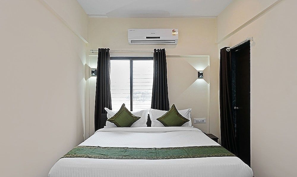 Treebo Lotus Baner Deluxe Double Room 18