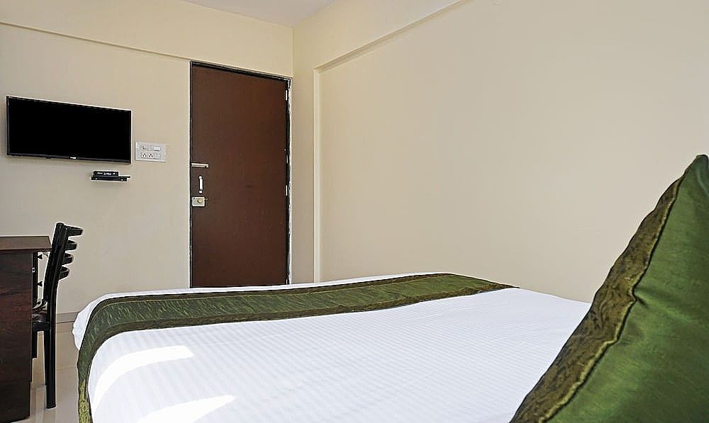 Treebo Lotus Baner Deluxe Double Room 7