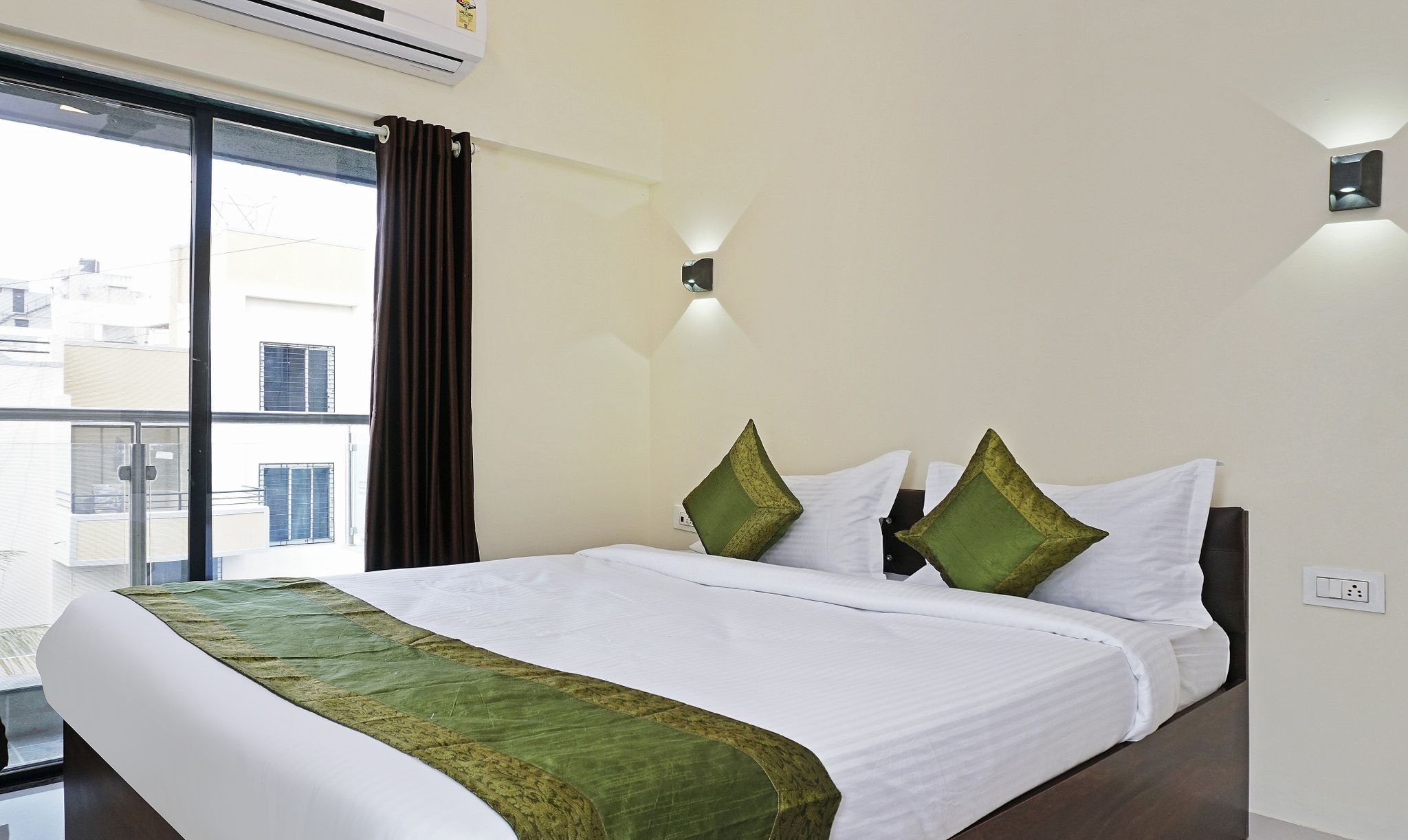 Treebo Lotus Baner Deluxe Double Room 4