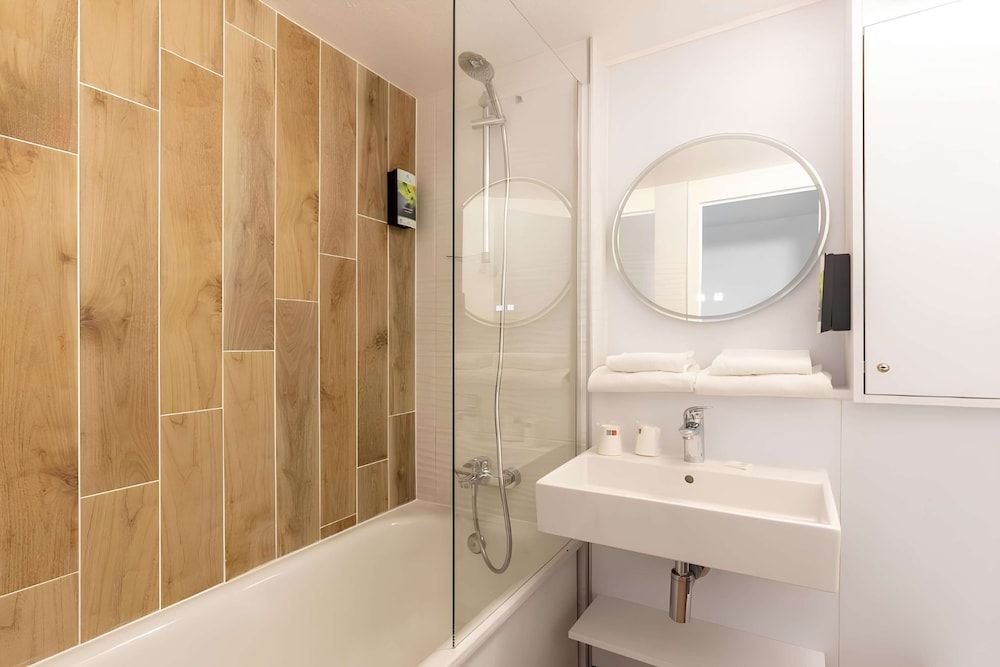 Sure Hotel by Best Western Plaisir Comfort Room, 1 King Bed, Non Smoking 4