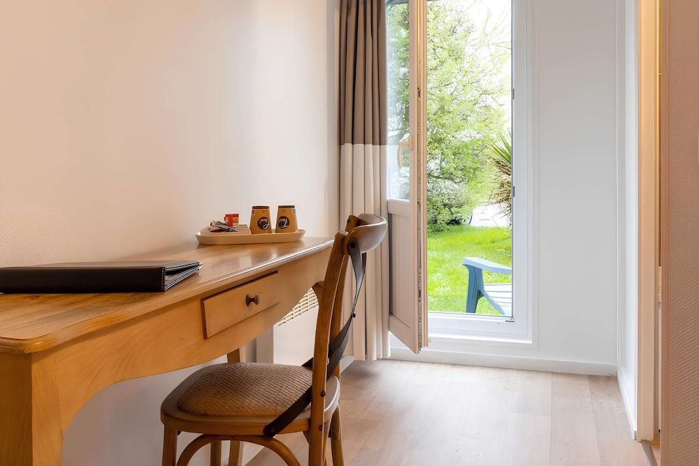 Sure Hotel by Best Western Plaisir Comfort Room, 1 King Bed, Non Smoking 6