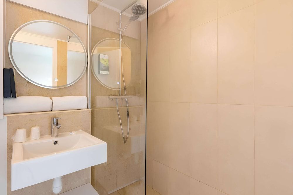 Sure Hotel by Best Western Plaisir Comfort Room, 1 King Bed, Non Smoking 5