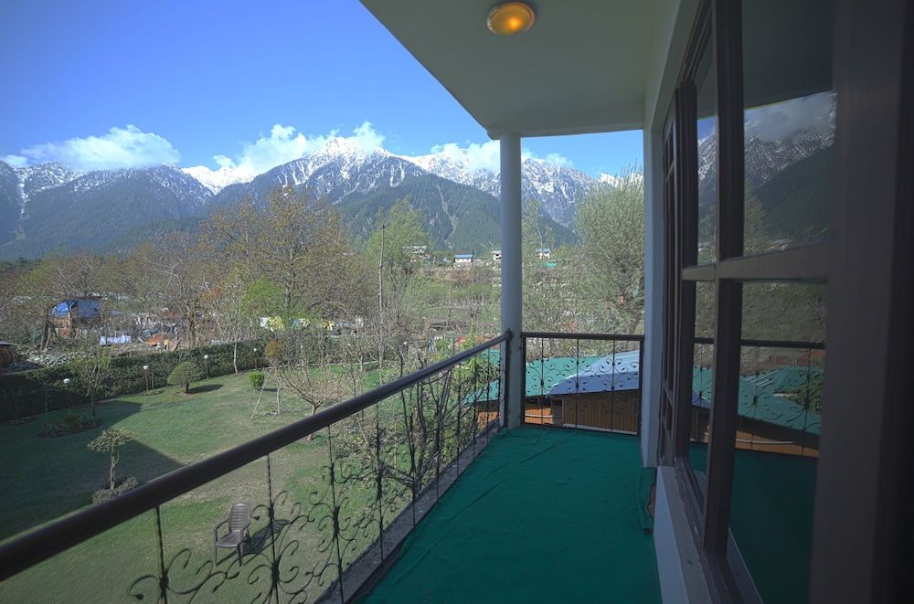 Premier Pahalgam Deluxe Double Room 2