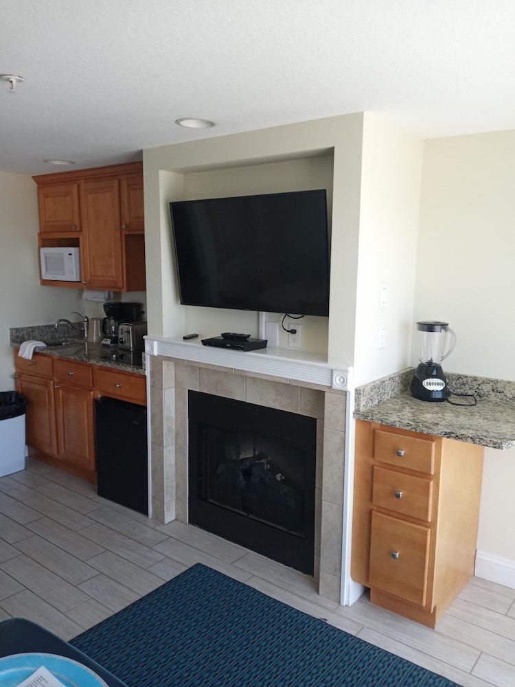 Ocean Club on Smuggler's Beach Deluxe Studio, Oceanfront, 1 Bedroom 4
