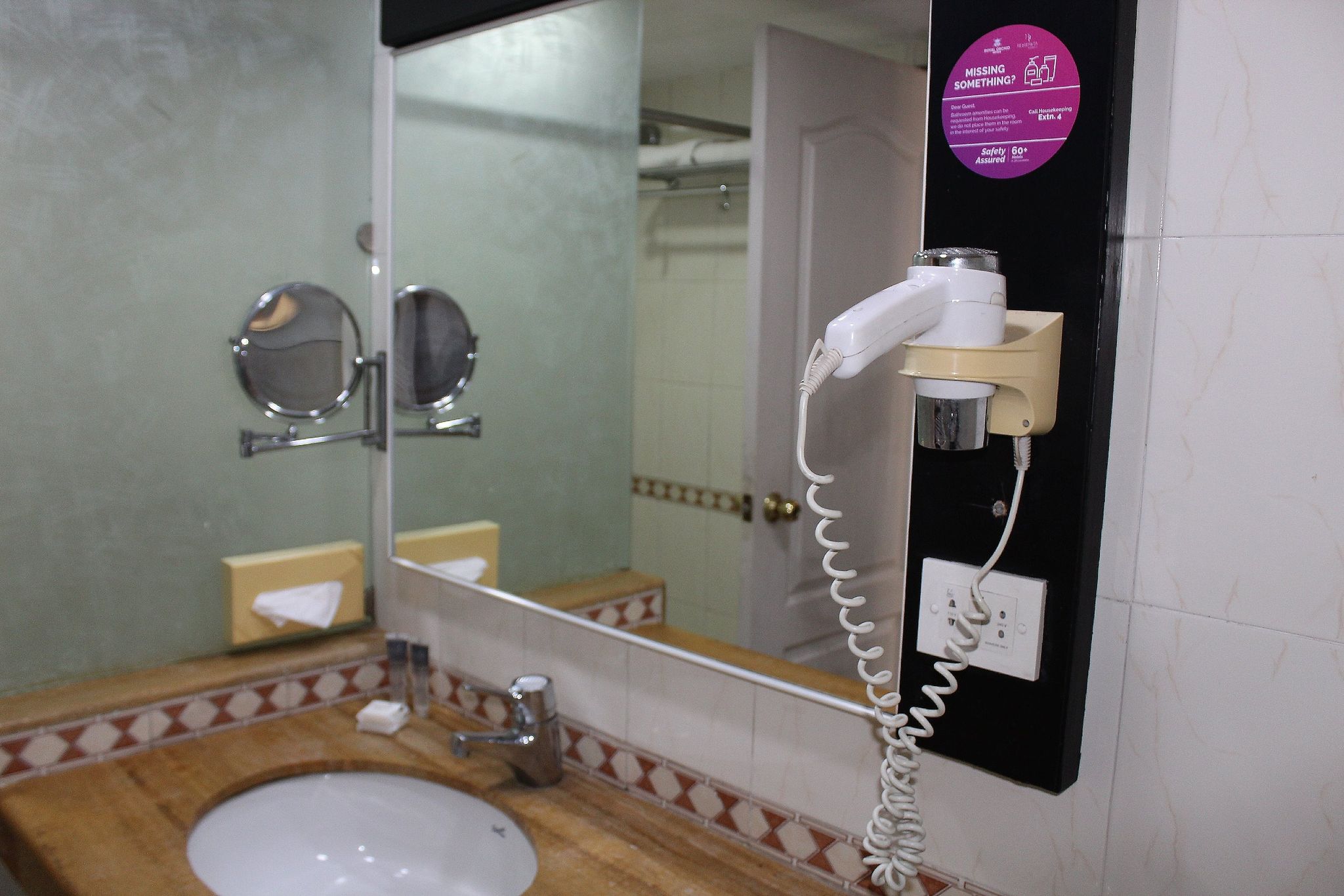 Royal Orchid Golden Suites Pune Deluxe Suite 23