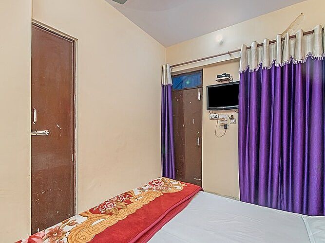 Hotel Aryan Economy Room (Non A.C.)(Unmarried couples and Local ID proof are strictly not allowed)