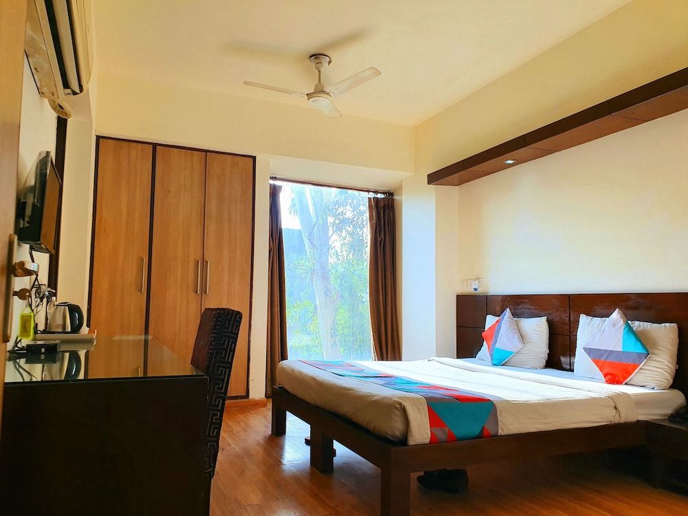 Merriment Hotel Sec 31 Executive Double Room, 1 Double Bed 4