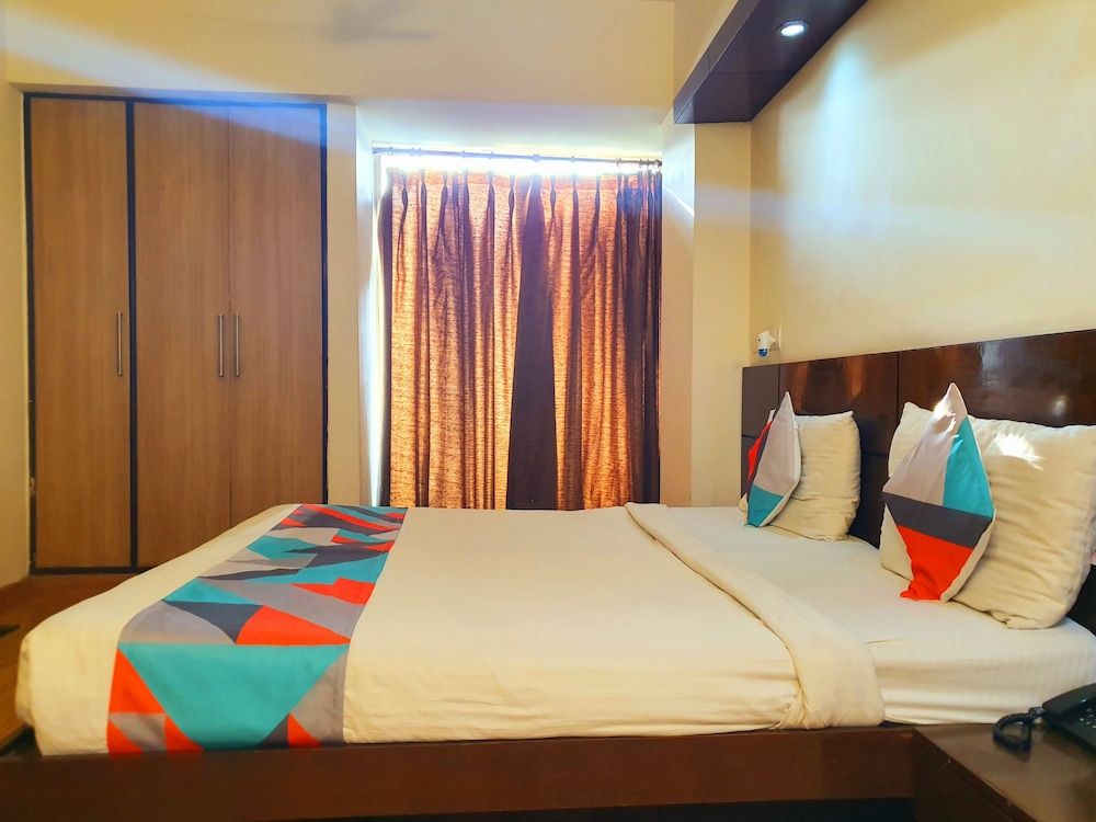 Merriment Hotel Sec 31 Executive Double Room, 1 Double Bed 3